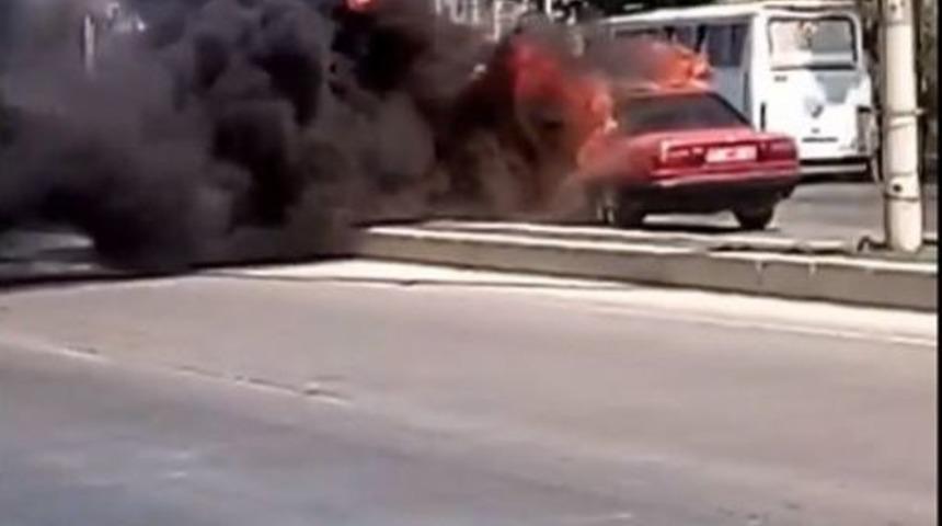 Alev Topuna D&ouml;nen Otomobilin Yanından Yollarına Devam Ettiler