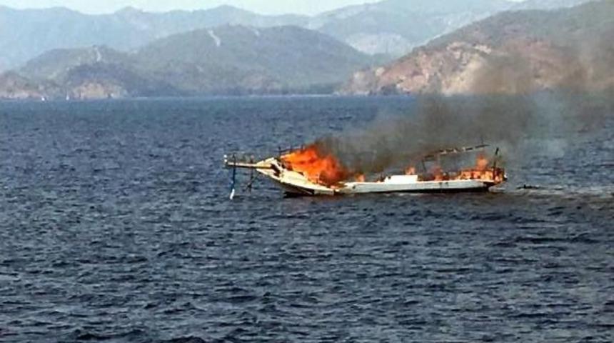 Fethiye'de Ahşap Gulet Yandı, Sahibi G&ouml;zyaşlarına Boğuldu