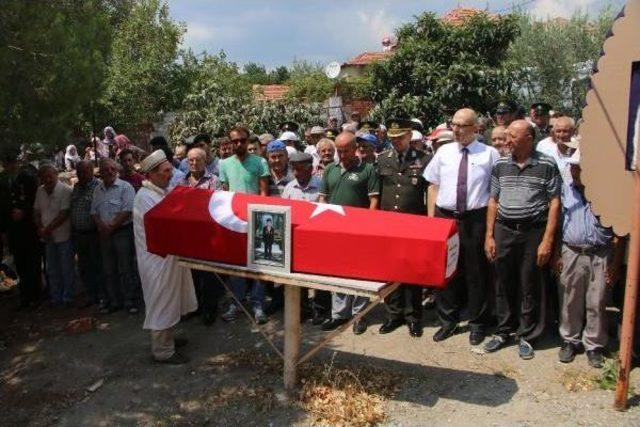 Bergamalı Kore Gazisi Toprağa Verildi