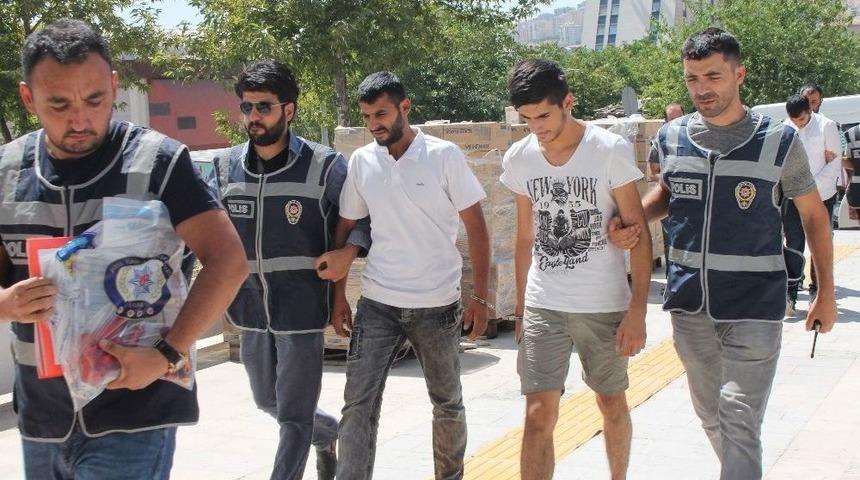 İki Evden Hırsızlık Yapan 4 Ş&uuml;pheli Yakalandı