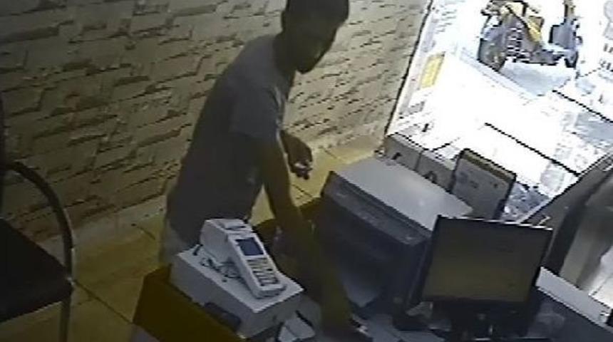 İyilik G&ouml;rd&uuml;ğ&uuml; Esnafın Telefonunu &Ccedil;aldı