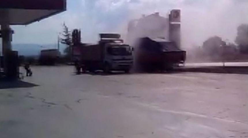 Benzinlikte Park Halindeki Kamyon Alev Aldı