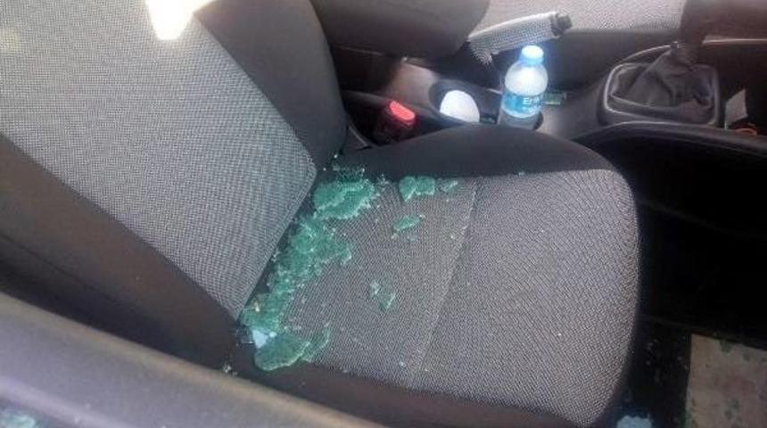 Camını Kırdıkları Otomobildeki 31 Bin 500 Lirayı &Ccedil;aldılar