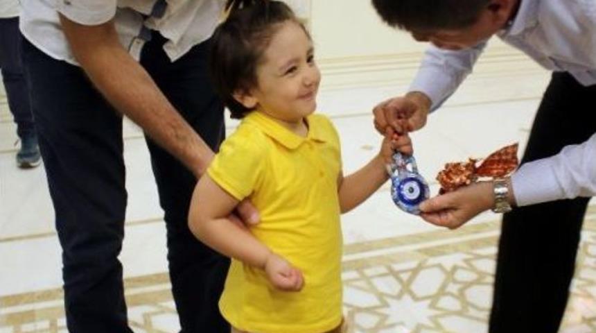 Protezine Kavuşan K&uuml;&ccedil;&uuml;k &Ouml;zge&rsquo;den Başkan T&uuml;rel&rsquo;e Nazar Boncuğu