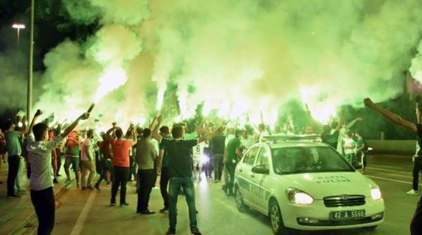 Atiker Konyaspor Kafilesine, Stat &Ouml;n&uuml;nde Meşaleli Karşılama