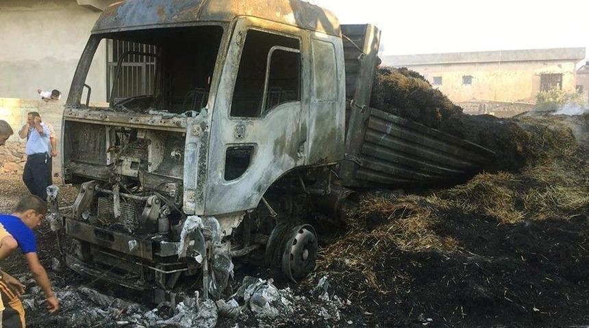 Seyir Halindeki Saman Y&uuml;kl&uuml; Tır Yandı