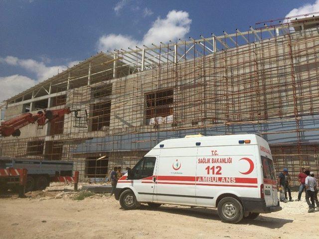 Karaman’da Spor Salonu İnşaatından Düşen İşçi Yaralandı