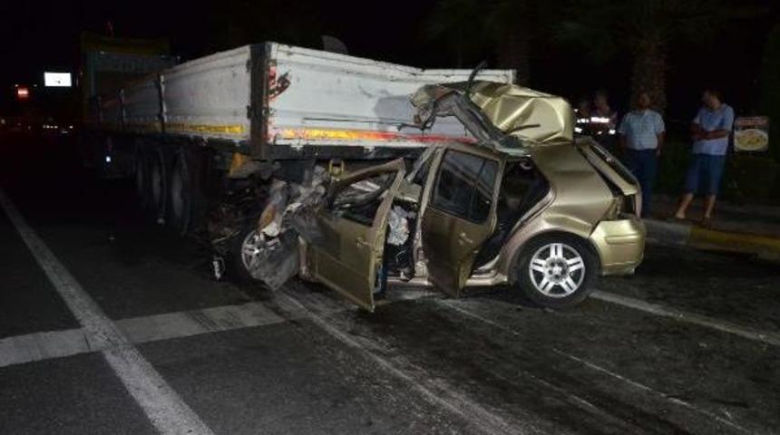 Otomobil Tır'a &Ccedil;arptı: 4 &Ouml;l&uuml;