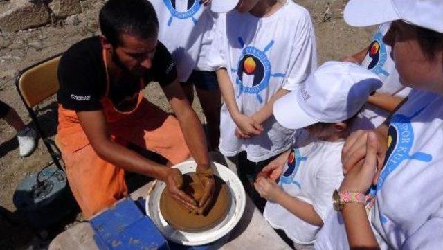 Çocuklar Antik Eserlerin Kopyalarını Kille Yaptı