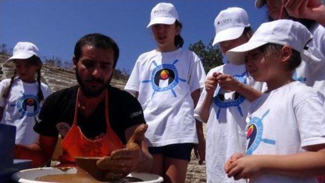 Çocuklar Antik Eserlerin Kopyalarını Kille Yaptı