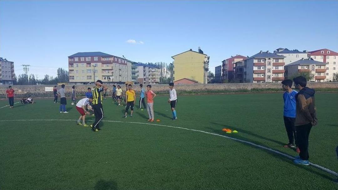 Muş&rsquo;un En B&uuml;y&uuml;k İl&ccedil;esi Bulanık&rsquo;ın Stadı Var Trib&uuml;n&uuml; Yok!