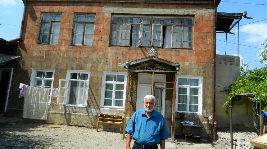 73 Yıl &Ouml;nce S&uuml;rg&uuml;ne G&ouml;nderilen Ahıskalı Emirşahoğlu Ailesinin Vatan Hasreti Sona Erdi