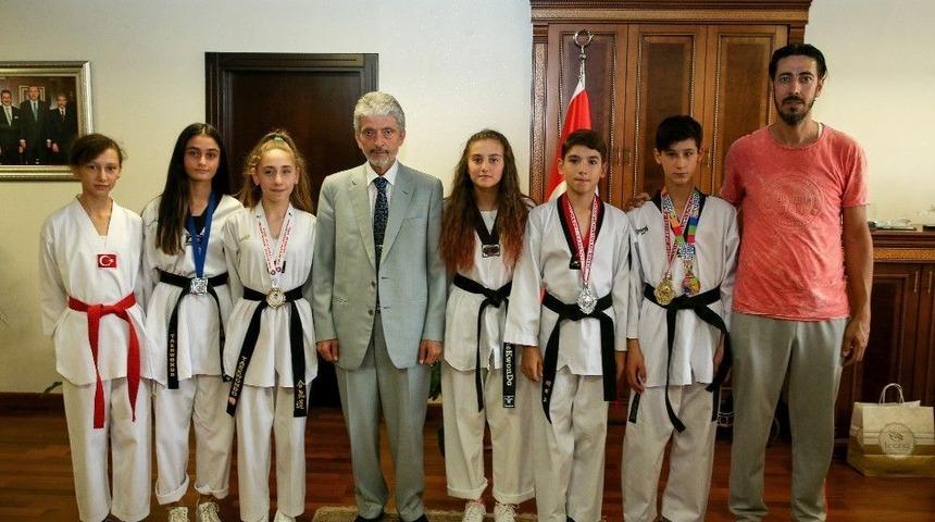 Şampiyonlardan Başkan Tuna&rsquo;ya Ziyaret