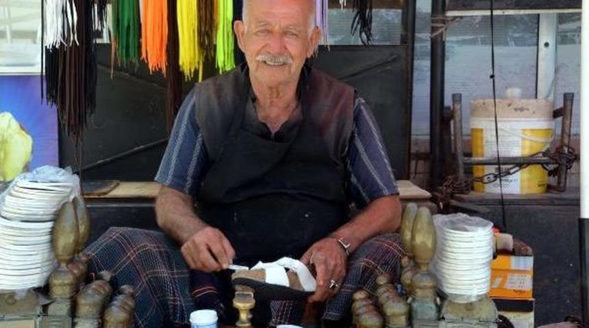 64 Yıldır Ayakkabı Boyacılığı Yapıyor