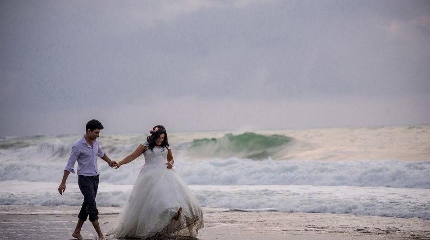 (&ouml;zel Haber) Yeni &Ccedil;iftler, Mutluluklarını Ak&ccedil;akoca Sahillerinde &Ouml;l&uuml;ms&uuml;zleştiriyor