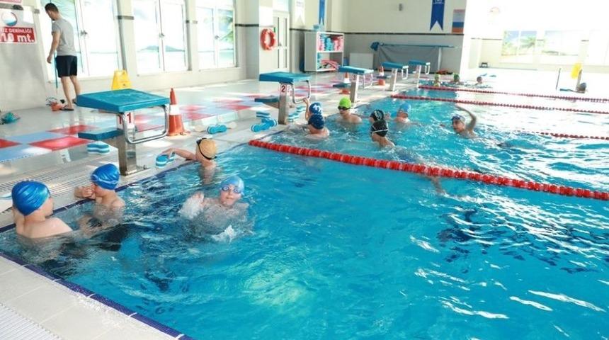 Çocuklar Eğlenerek Yüzme Öğreniyor