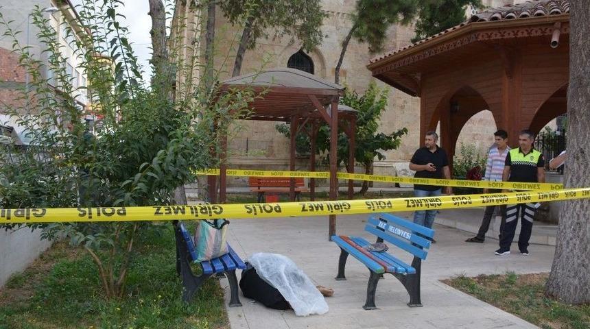 Yaşlı Adam Cami Avlusunda &Ouml;l&uuml; Bulundu