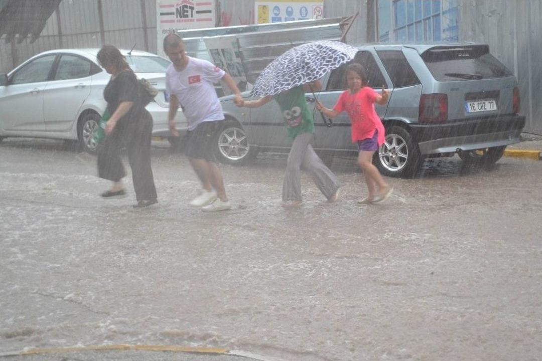 5 Dakikalık Yağış Hayatı Fel&ccedil; Etti