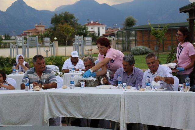 Huzurevi Sakinlerine Moral Yemeği