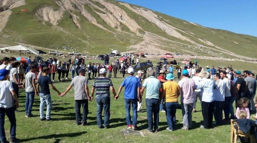 Bu Şenlikte Kaybeden Kazananı Sırtında Taşıyor