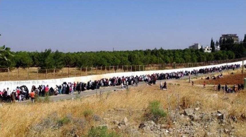Suriyelilerin Sınır Kapısında 'bayram Ge&ccedil;işi' Kuyruğu