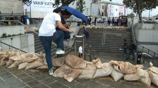 Eminönü'nde Alt Geçitlerde Kum Torbalı Önlem