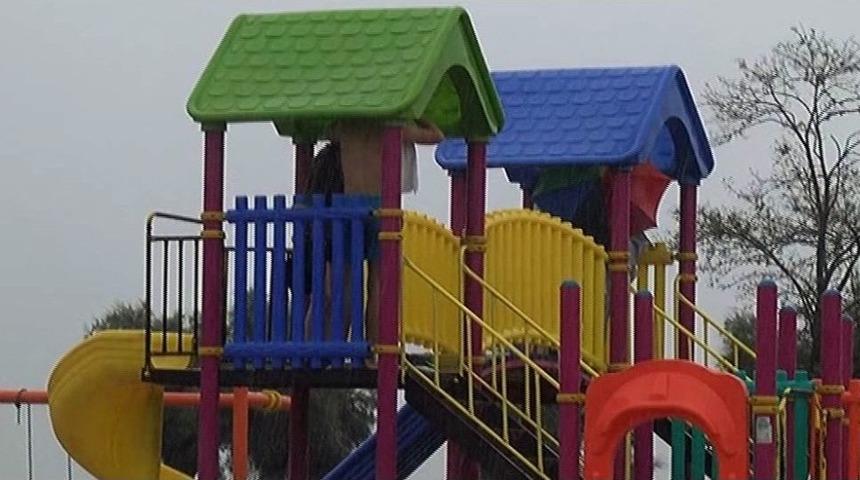 Denize Girerken Yağmura Yakalanan Vatandaşlar &Ccedil;ocuk Parkına Sığındı