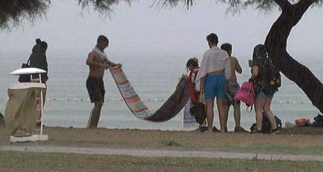 Denize Girerken Yağmura Yakalanan Vatandaşlar Çocuk Parkına Sığındı