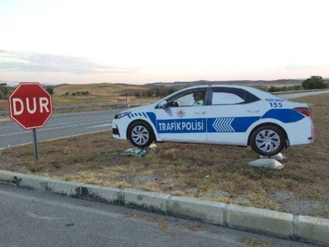 Yol Kenarına Maket Polis Aracı Konuldu