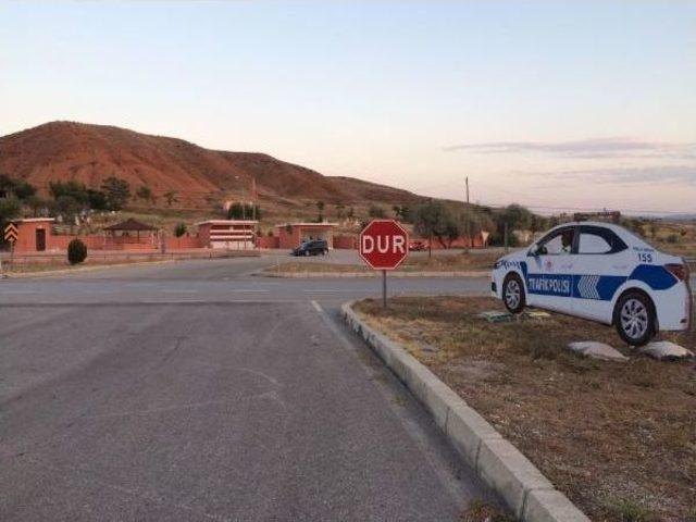 Yol Kenarına Maket Polis Aracı Konuldu