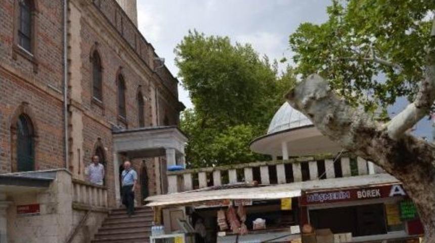 150 Yıllık &Ccedil;ınar Fırtınada Yıkıldı, İş Merkezinin 6. Katını Su Bastı