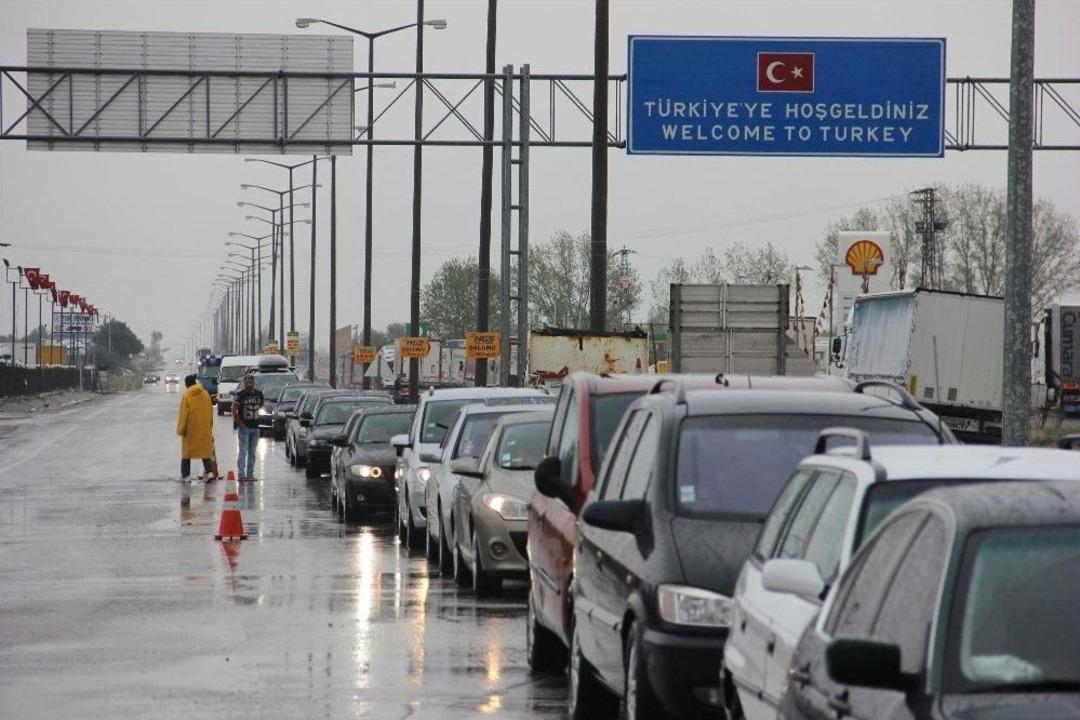 Akın Akın D&ouml;n&uuml;yorlar: Kuyruk 4 Kilometre