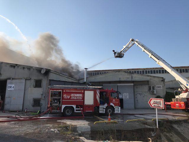 Tuzla'da depo yangını (1)