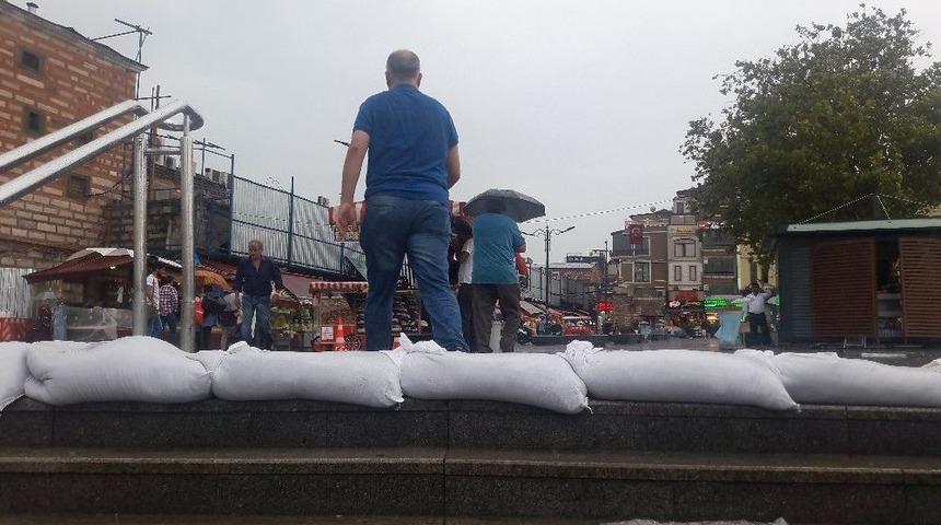 Şiddetli Yağmur İ&ccedil;in Alt Ge&ccedil;itlerde Kum Torbalı &Ouml;nlem