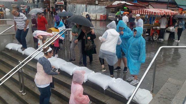 Şiddetli Yağmur İçin Alt Geçitlerde Kum Torbalı Önlem