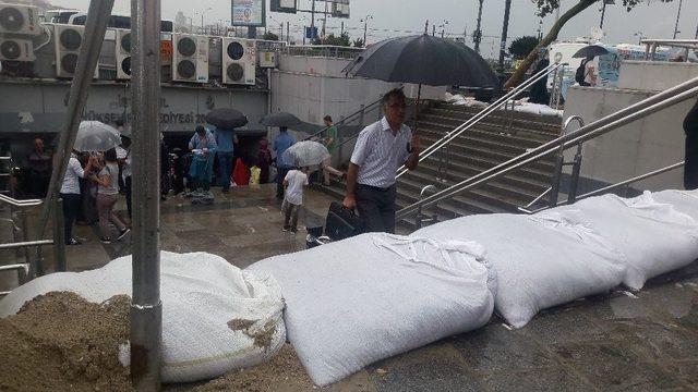 Şiddetli Yağmur İçin Alt Geçitlerde Kum Torbalı Önlem