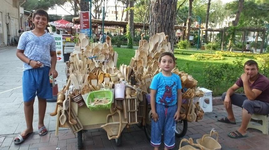 Burhaniye&rsquo;de Kaşık Satıcıları Bir Yerde Toplandı