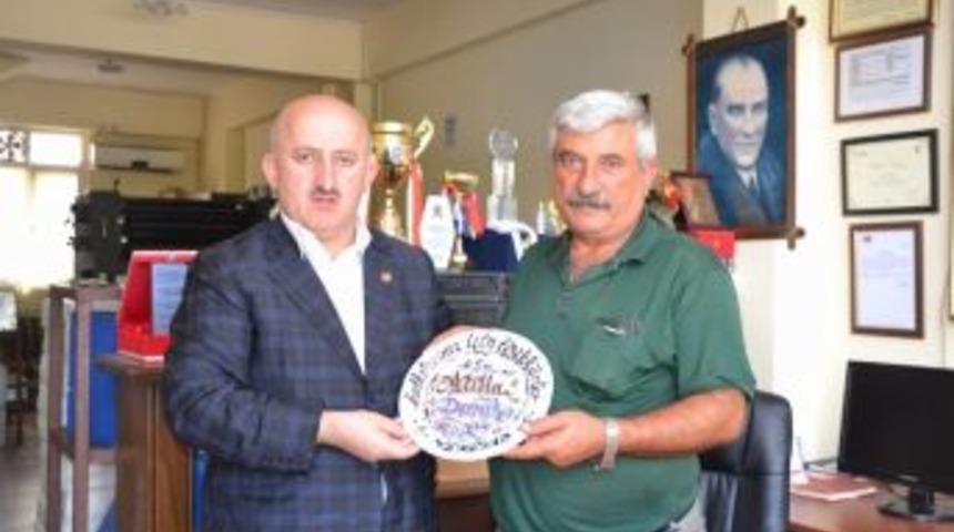 Siirt Gazeteciler Derneğine Plaket Verildi