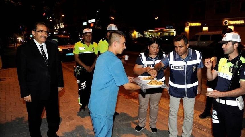 Vali Demir&rsquo;den Huzur Uygulamasına Katılan Polislere Tatlı İkramı