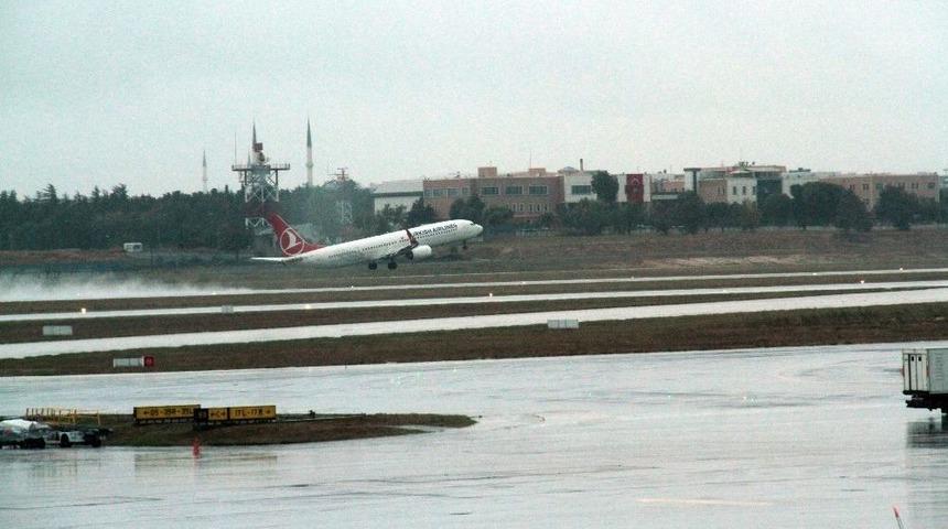 Hava Trafiğine Elektrik Y&uuml;kl&uuml; Bulut Engeli