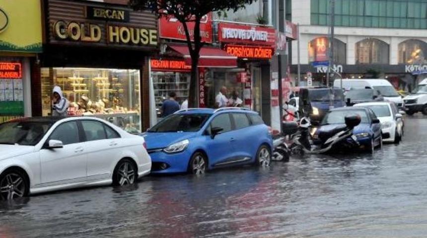 Yalova&rsquo;Da Sağanak Yağış Yaşamı Olumsuz Etkiledi