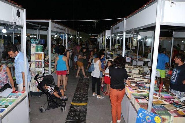 Kuşadası’nda Kitap Ve Edebiyat Günleri Devam Ediyor