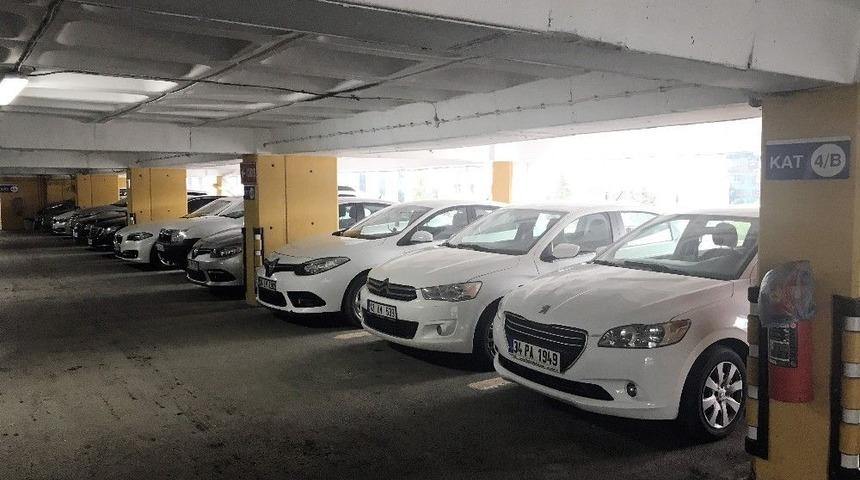 İstanbul&rsquo;da Dolu Uyarısı Kapalı Otoparkları Doldurdu