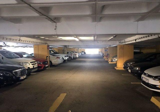 İstanbul’da Dolu Uyarısı Kapalı Otoparkları Doldurdu