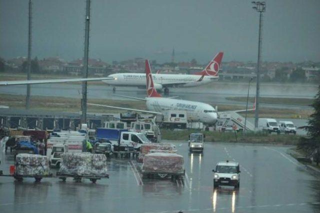 Yağmur Havalimanında Kısa Süreli Gecikmelere Neden Oldu