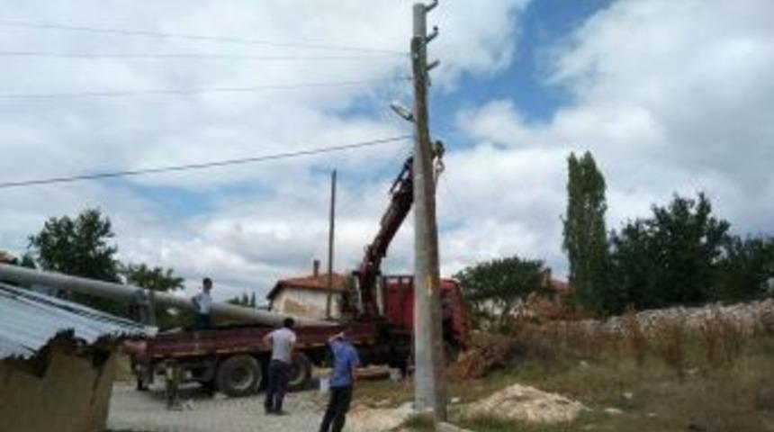 Emet Yenicek&ouml;y&rsquo;de Elektrik Direkleri Ve Hatlar Yenileniyor