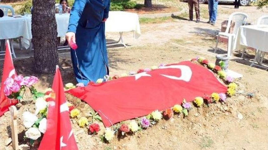 Şehit Uzman &Ccedil;avuş G&ouml;khan Peker'e Şehitlikte Doğum G&uuml;n&uuml;