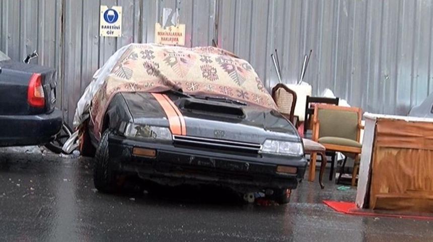 İstanbul&rsquo;da S&uuml;r&uuml;c&uuml;ler Ara&ccedil;larını Dolu Yağışından B&ouml;yle Korudu