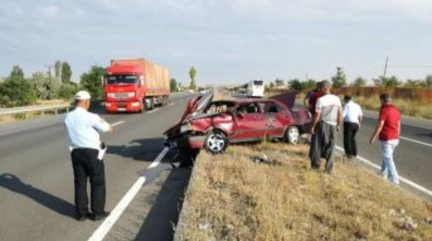 Ref&uuml;je &Ccedil;arpan Otomobil Takla Attı: 1 Yaralı