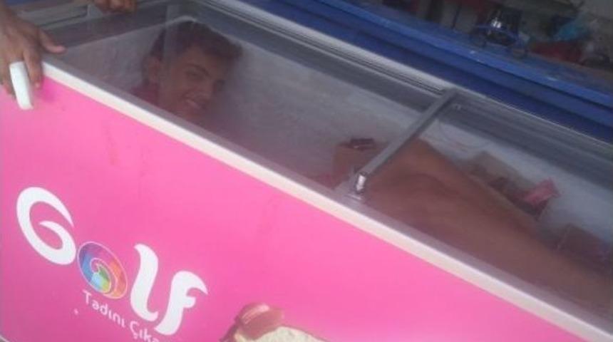 Sıcaklara Dayanamayan Adanalı Gen&ccedil; Soğutucuya Girip Serinledi